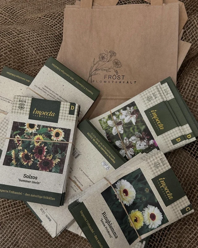 T Ä V L I N G….. ska du på @levaochbomassan i helgen? I samarbete med @impecta.se och @granngarden.sundsvall 

Nu kan du vinna en biljett till vår workshop om att odla dina alldeles egna snittblommor. Gilla inlägget o Tagga en vän som du tycker ska uppleva lite grönt skönt odlande i helgen👩‍🌾 

Biljetten är för lördagens första workshop kl 11. Och 3 biljetter tävlar vi om🤎

På Workshopen kommer jag prata om direktsådder och mina bästa tips. I biljetten, 295kr, ingår massor av fröer och erbjudanden till ett värde till 580kr. Vill du boka så gå till länken i profilen. 
👩‍🌾🤎🌼